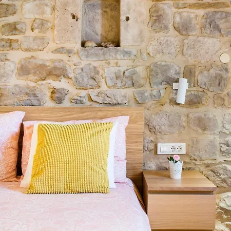 Explore The Historic Center From A Remodeled * Σπλιτ