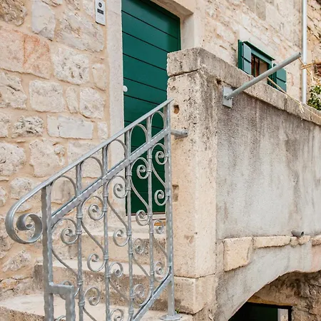 Explore The Historic Center From A Remodeled Appartamento